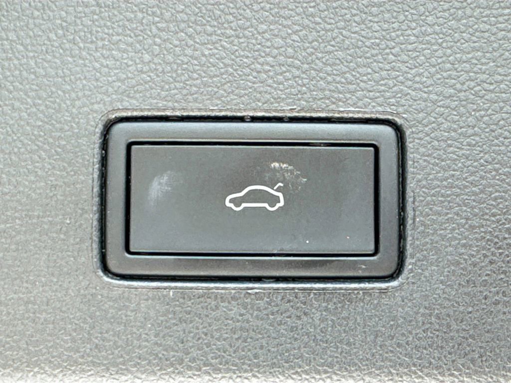 Used 2024 Volkswagen Atlas Cross Sport SE image 33