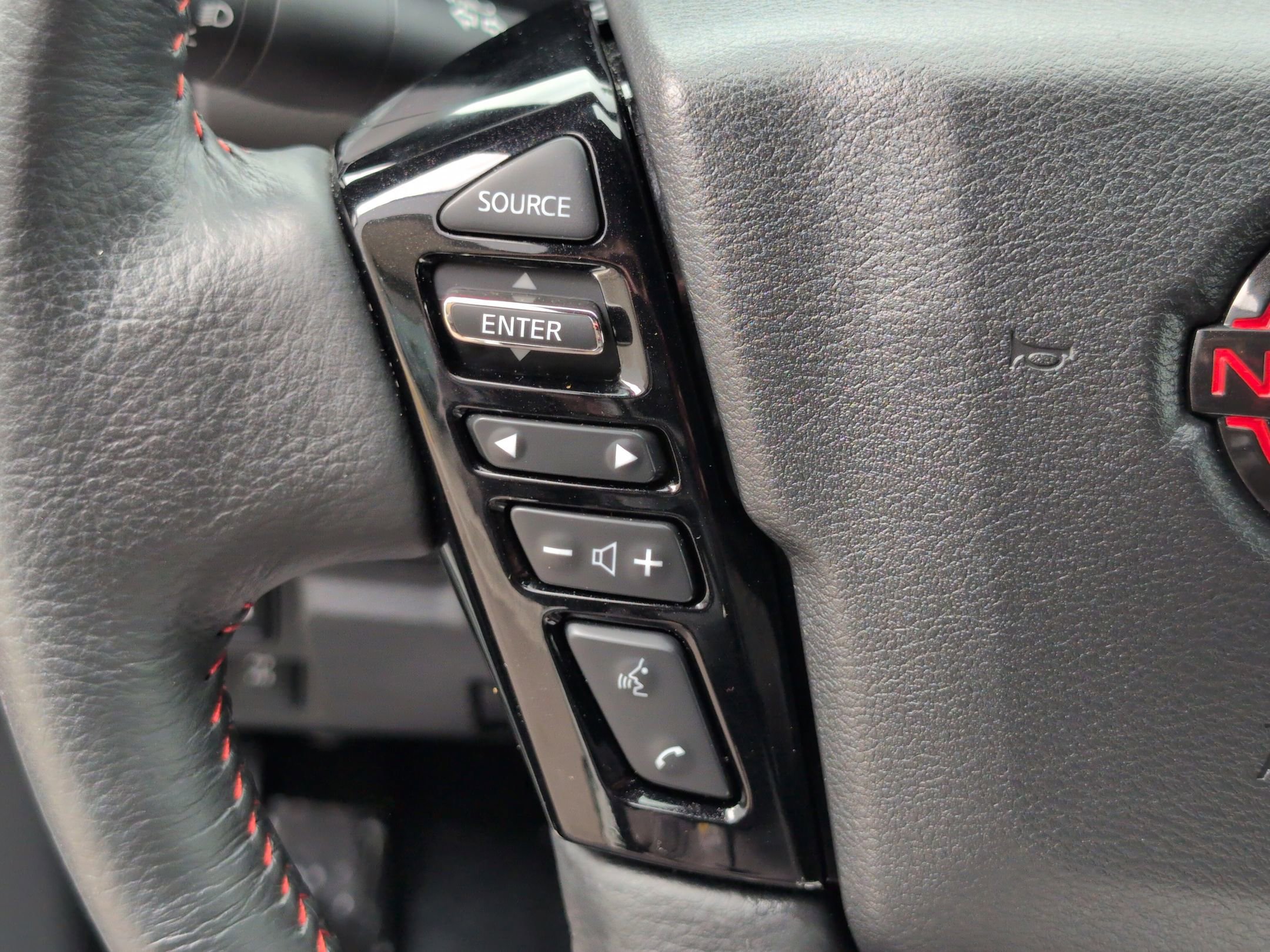 Used 2025 Nissan Frontier PRO-4X AWD/4WD image 16