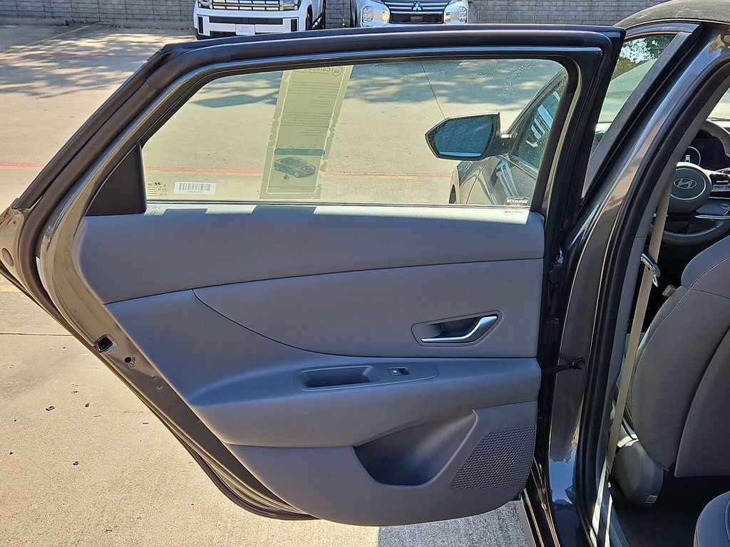 Used 2025 Hyundai Elantra SEL FWD image 27