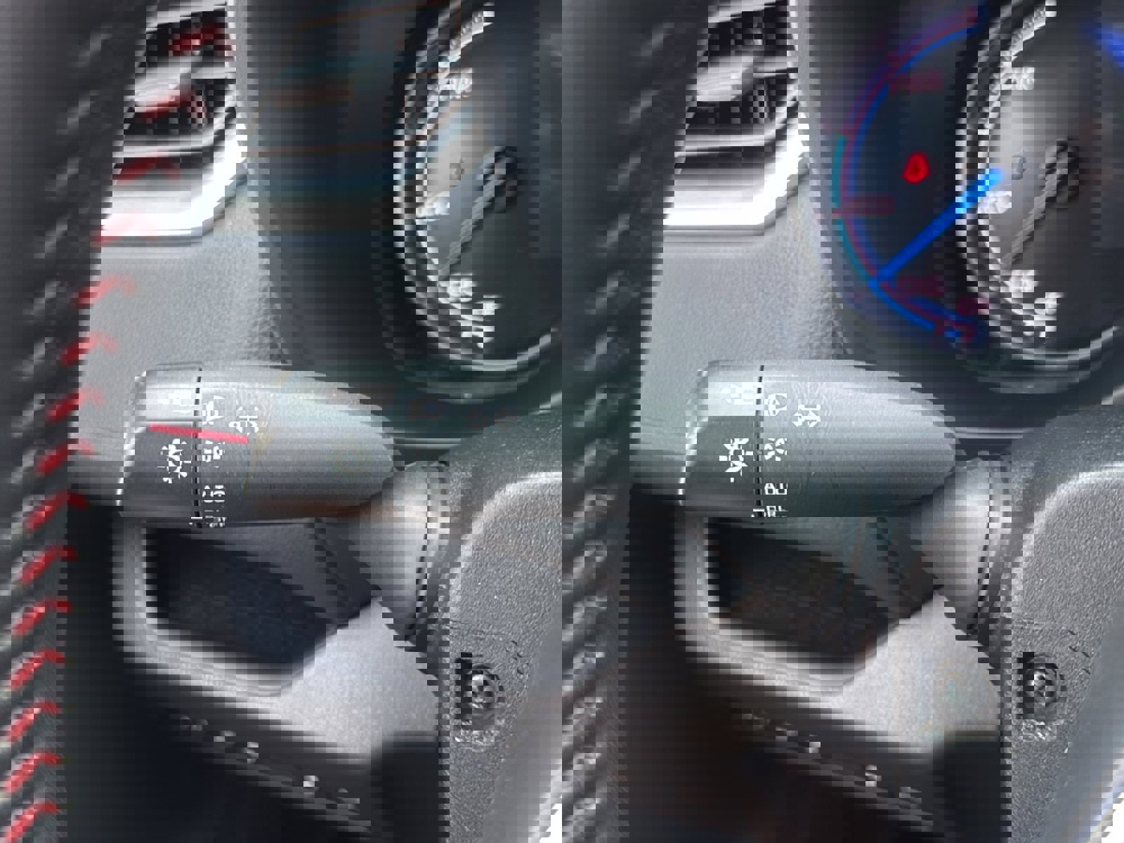 Used 2022 Toyota RAV4 SE w/ Weather & Moonroof Package image 28