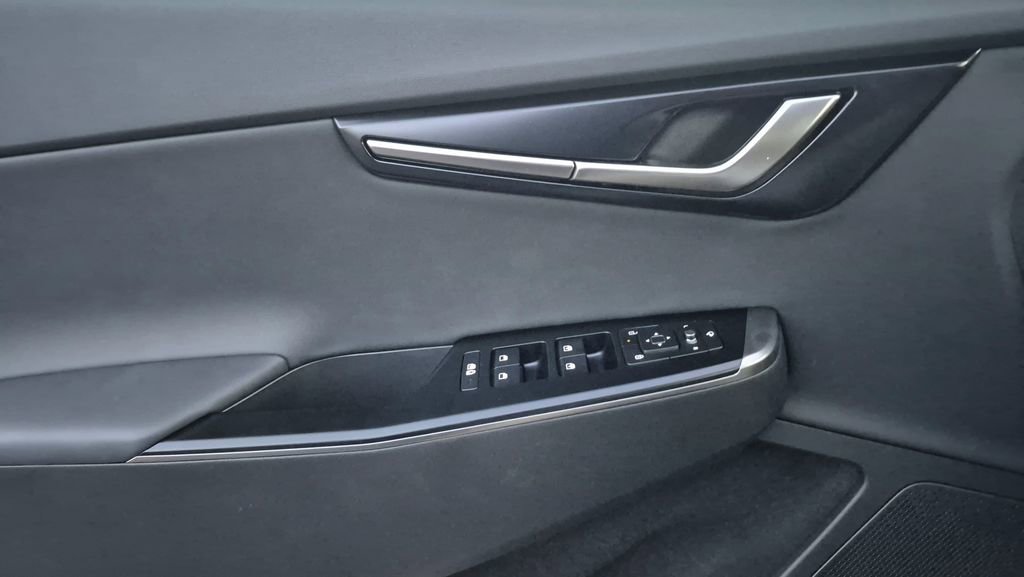 New 2025 Kia EV6 Light w/ Light LR Technology Package image 6