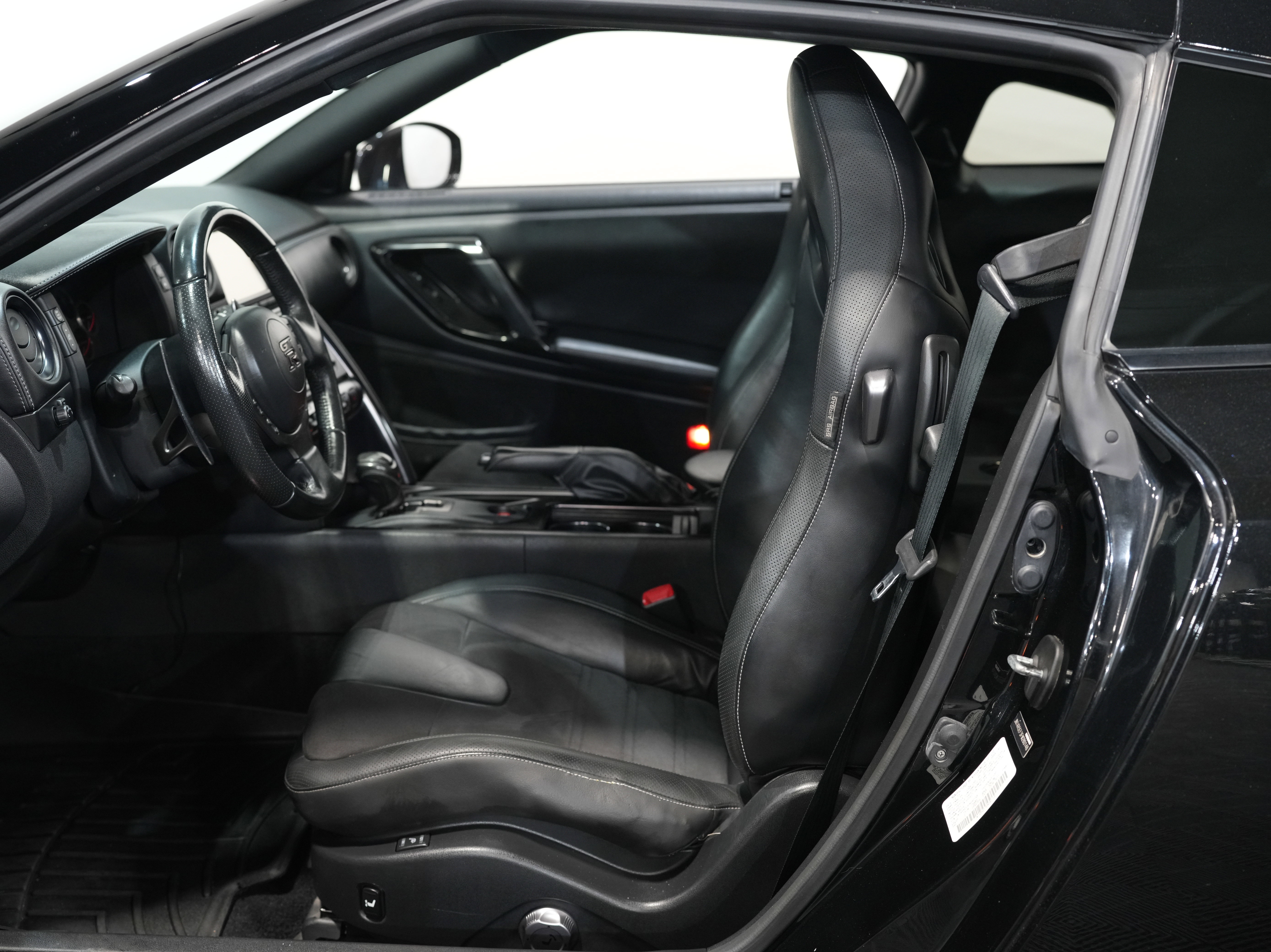 Used 2015 Nissan GT-R Premium image 30