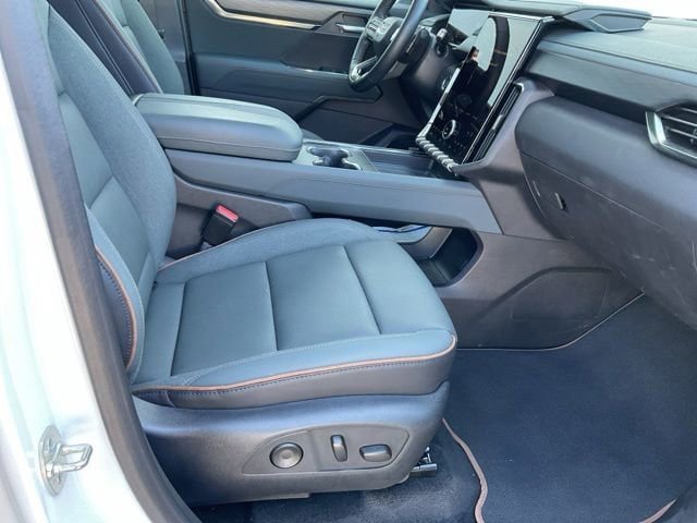 Used 2024 GMC Acadia AT4 w/ Luxury Package AWD/4WD image 24