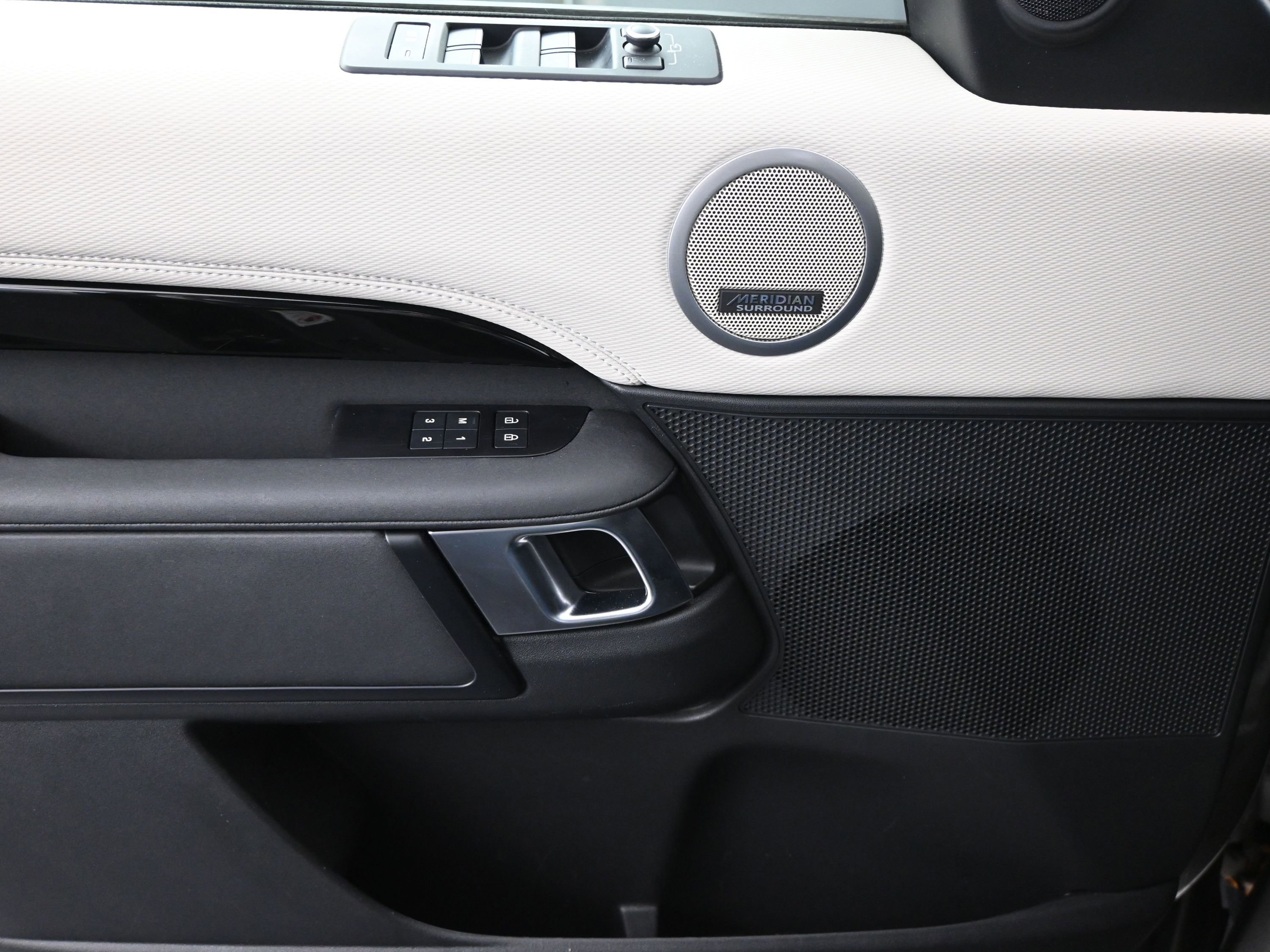 Used 2022 Land Rover Discovery HSE R-Dynamic image 12