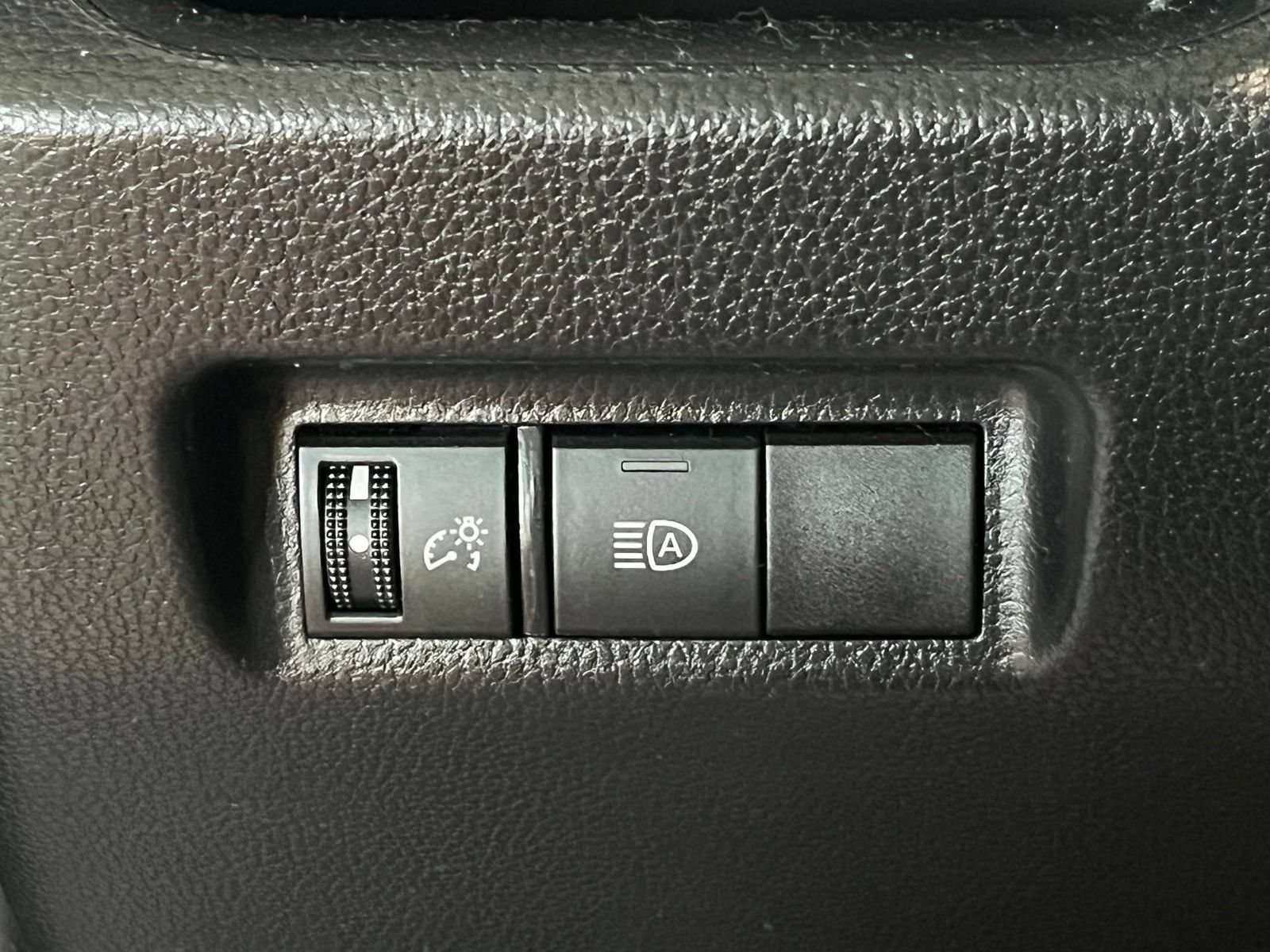 Used 2021 Toyota RAV4 LE AWD/4WD image 30