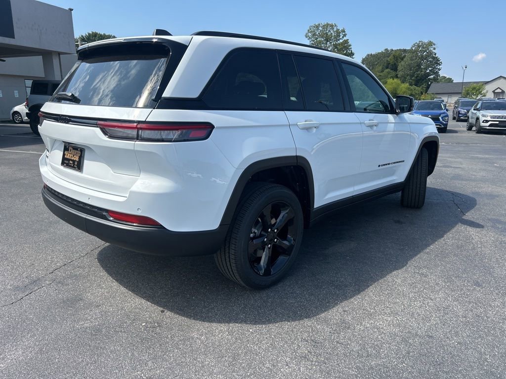 New 2025 Jeep Grand Cherokee Laredo image 3