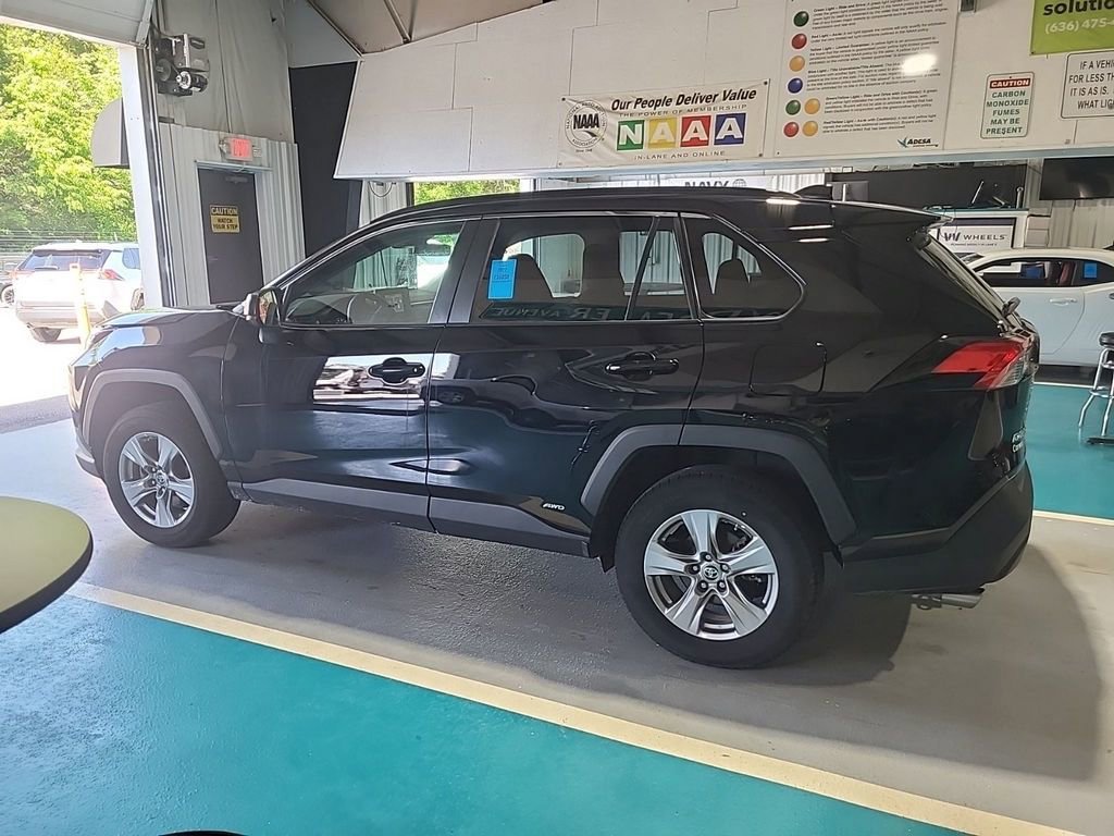 Used 2022 Toyota RAV4 LE AWD/4WD image 4