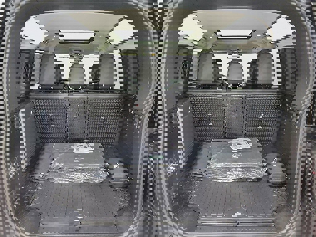 New 2024 Land Rover Defender 110 SE image 29