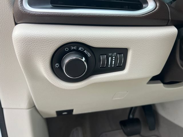 Used 2021 Chrysler Voyager Lxi w/ Cold Weather Group FWD image 13