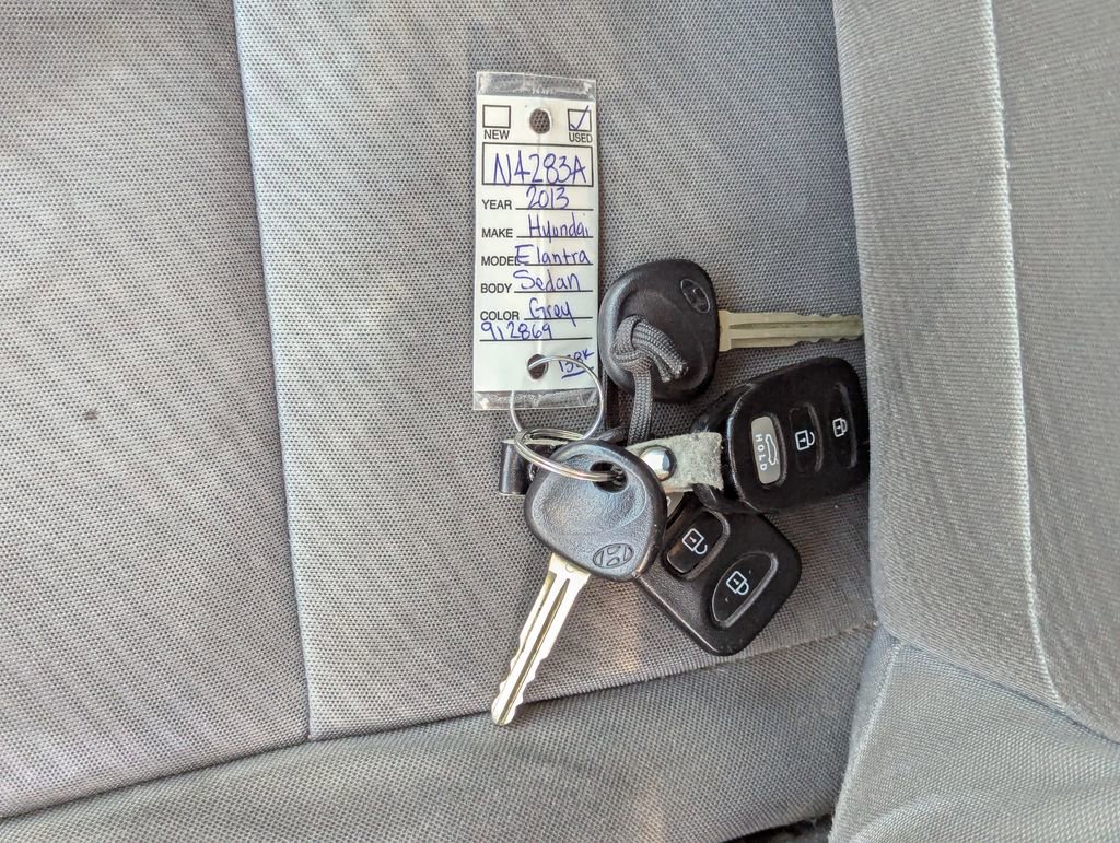 Used 2013 Hyundai Elantra GLS w/ Preferred Pkg FWD image 16