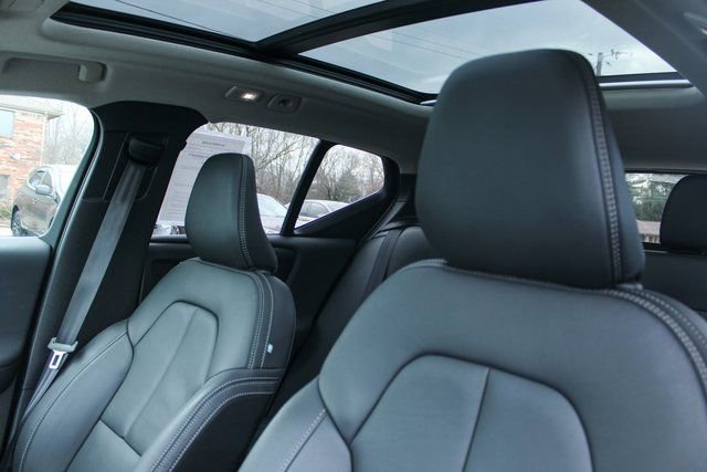 Used 2025 Volvo XC40 B5 Plus image 14