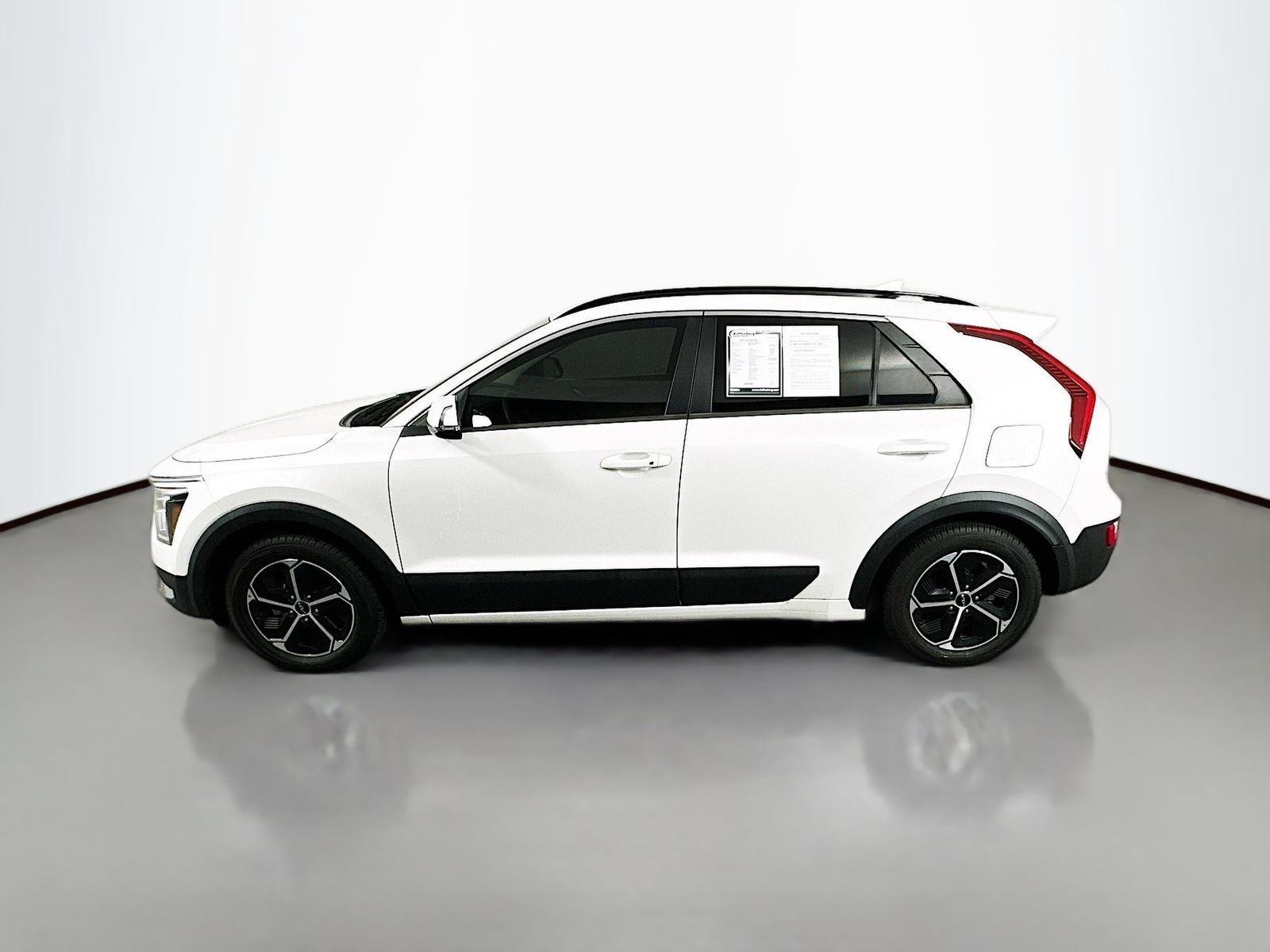 Used 2023 Kia Niro EX FWD image 4