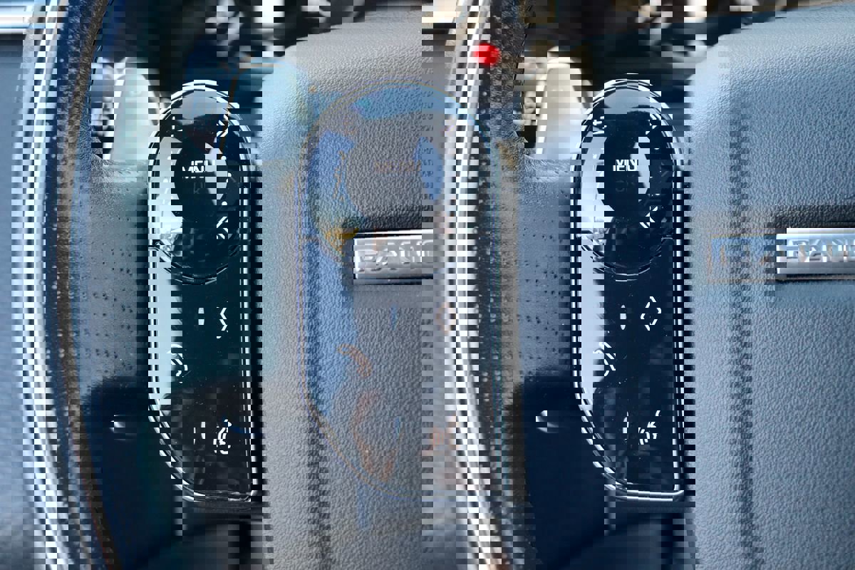 Used 2018 Land Rover Range Rover Velar R-Dynamic SE image 19