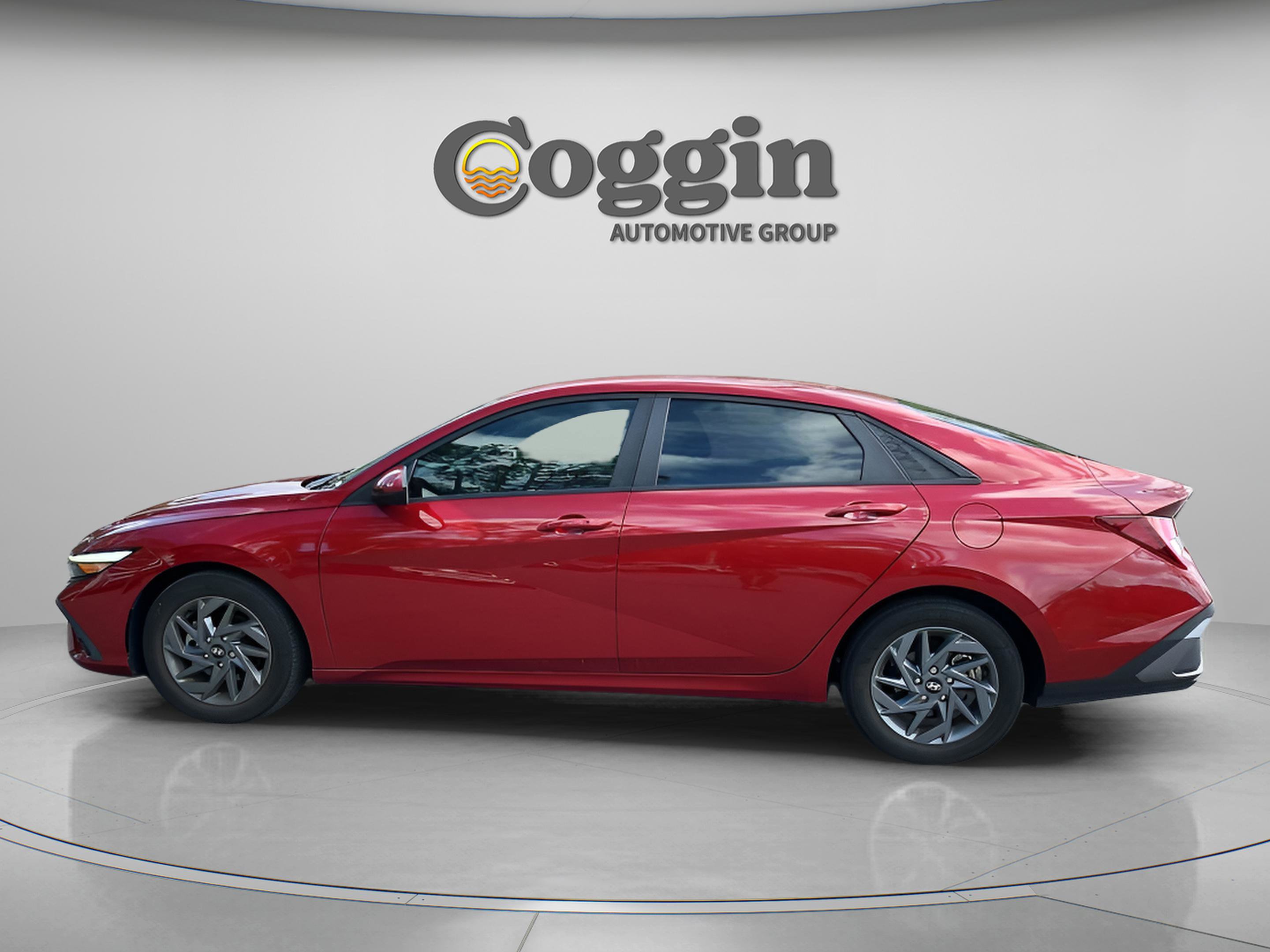 Used 2024 Hyundai Elantra SEL image 2