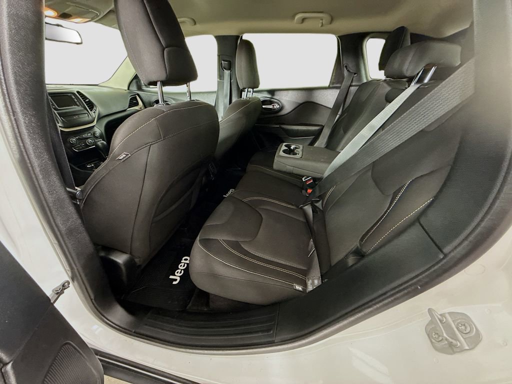 Used 2016 Jeep Cherokee Latitude AWD/4WD image 17
