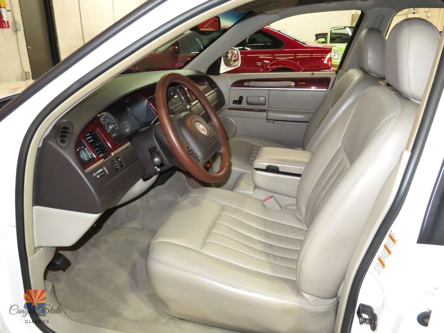 Used 2003 Lincoln Town Car Executive image 3