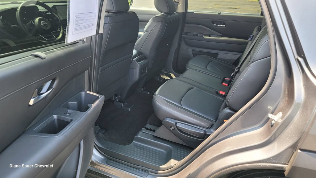 Used 2025 Nissan Pathfinder SL FWD image 25