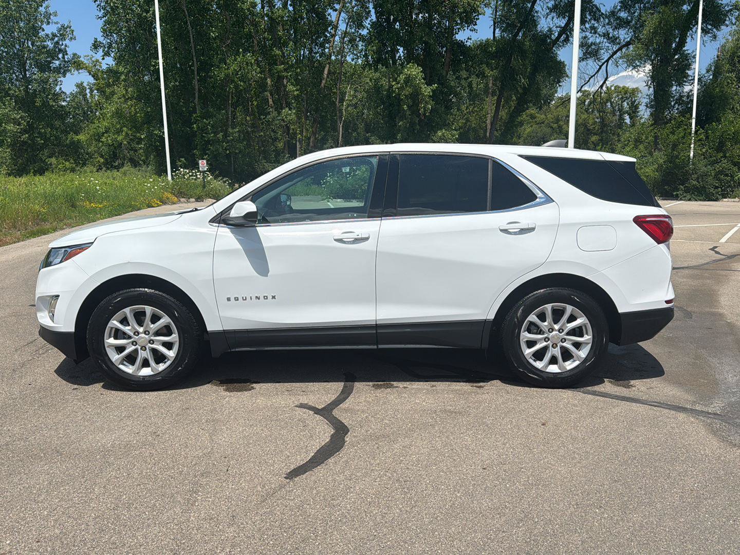 Used 2020 Chevrolet Equinox LT w/ Driver Convenience Package FWD image 2