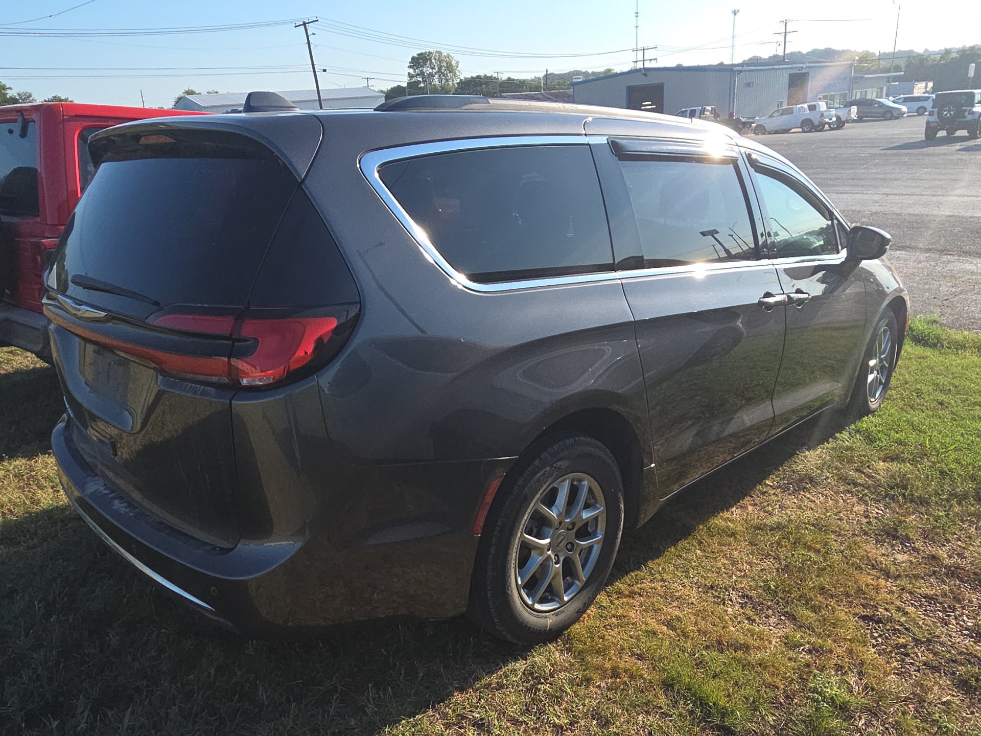 Used 2021 Chrysler Pacifica Touring FWD image 6