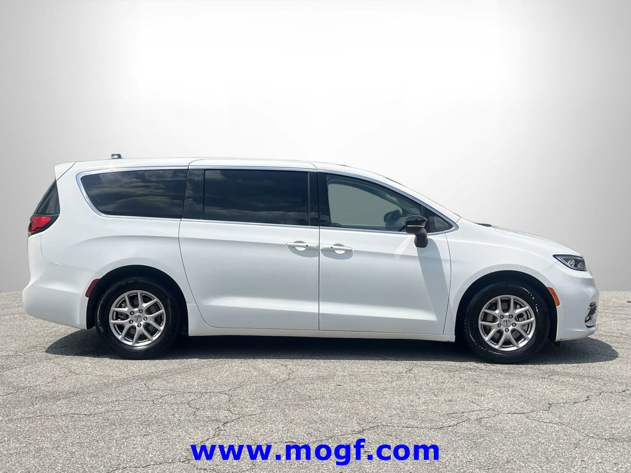Used 2024 Chrysler Pacifica Touring-L FWD image 25