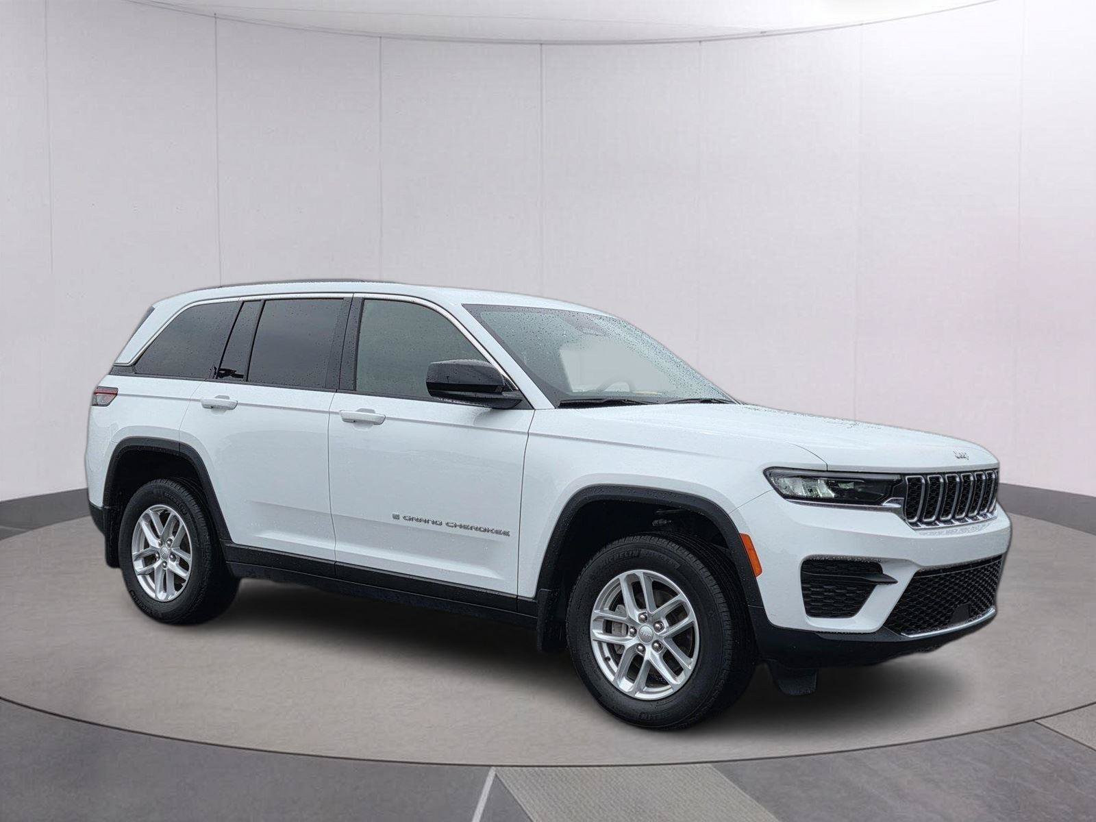 Certified 2025 Jeep Grand Cherokee Laredo X w/ Luxury Tech Group I AWD/4WD image 4