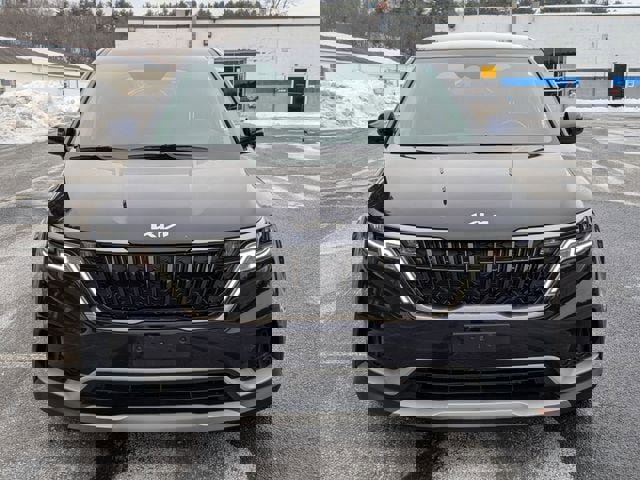 Used 2024 Kia Carnival LX image 2