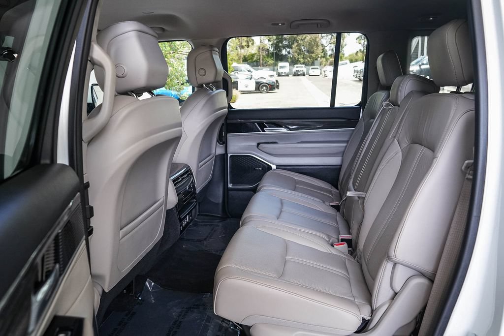 Used 2022 Jeep Wagoneer Series II RWD image 18