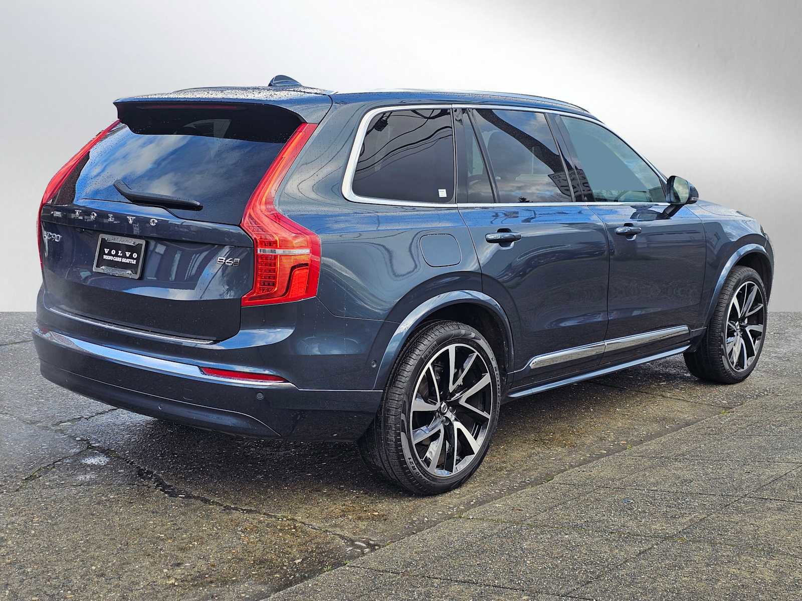 Certified 2024 Volvo XC90 B6 Ultimate w/ Protection Package Premier image 11