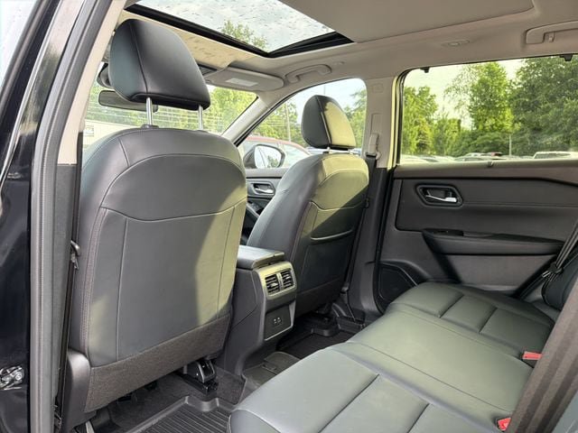 Used 2023 Nissan Rogue SV w/ SV Premium B Package FWD image 12