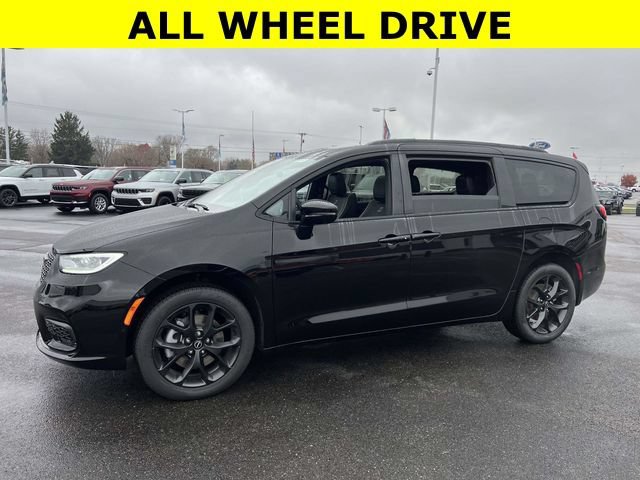 New 2026 Chrysler Pacifica Limited w/ S Appearance Package AWD/4WD image 3