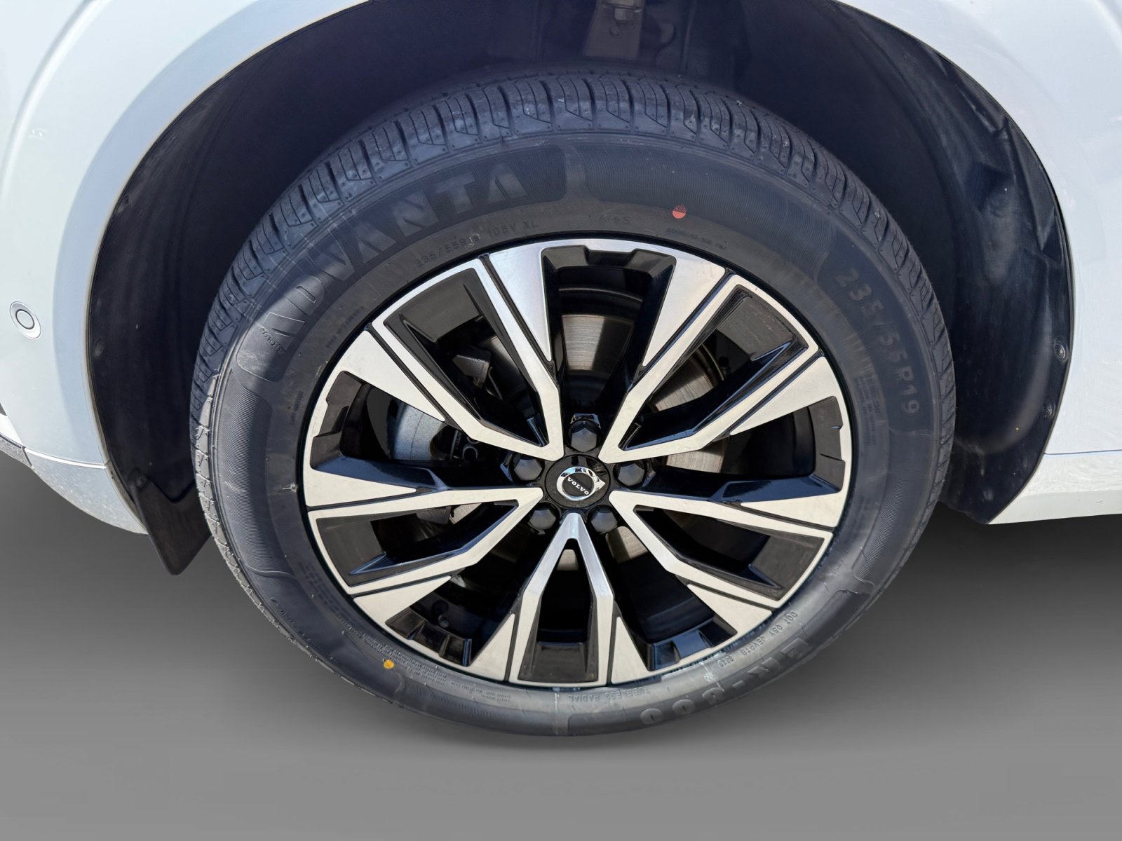 Used 2023 Volvo XC60 B5 Plus w/ Protection Package image 9