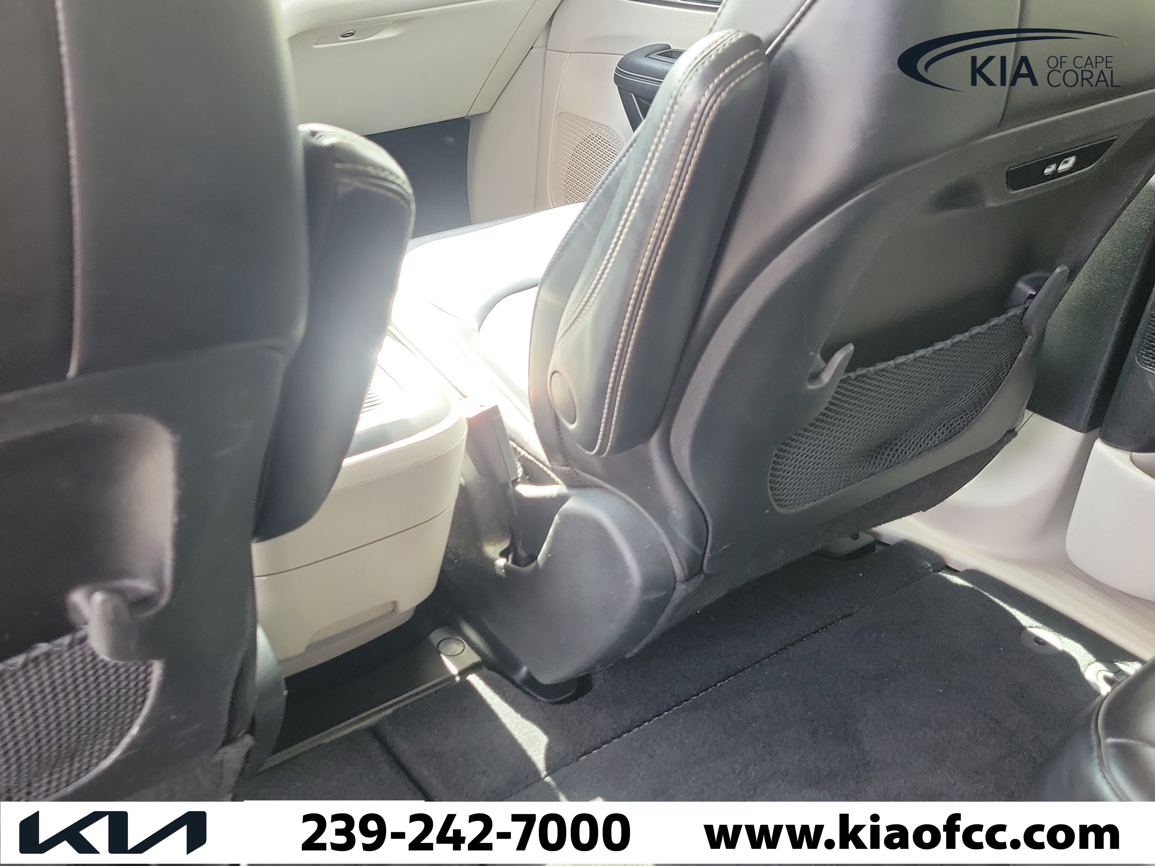 Used 2024 Chrysler Pacifica Touring-L FWD image 13