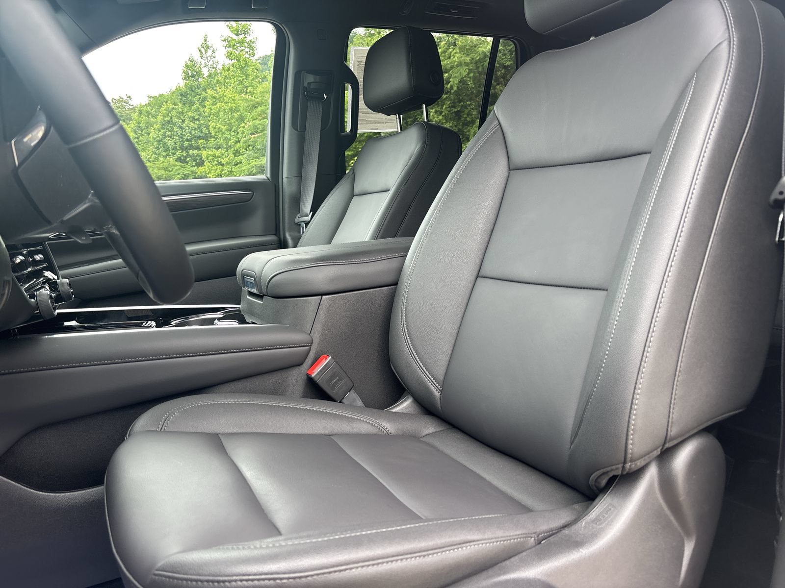 Used 2026 Chevrolet Tahoe Z71 w/ Comfort Package AWD/4WD image 11