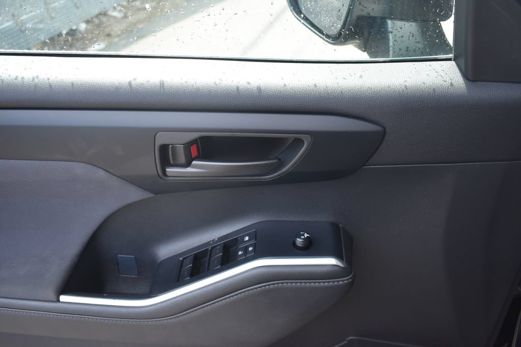Used 2025 Toyota Highlander LE FWD image 13