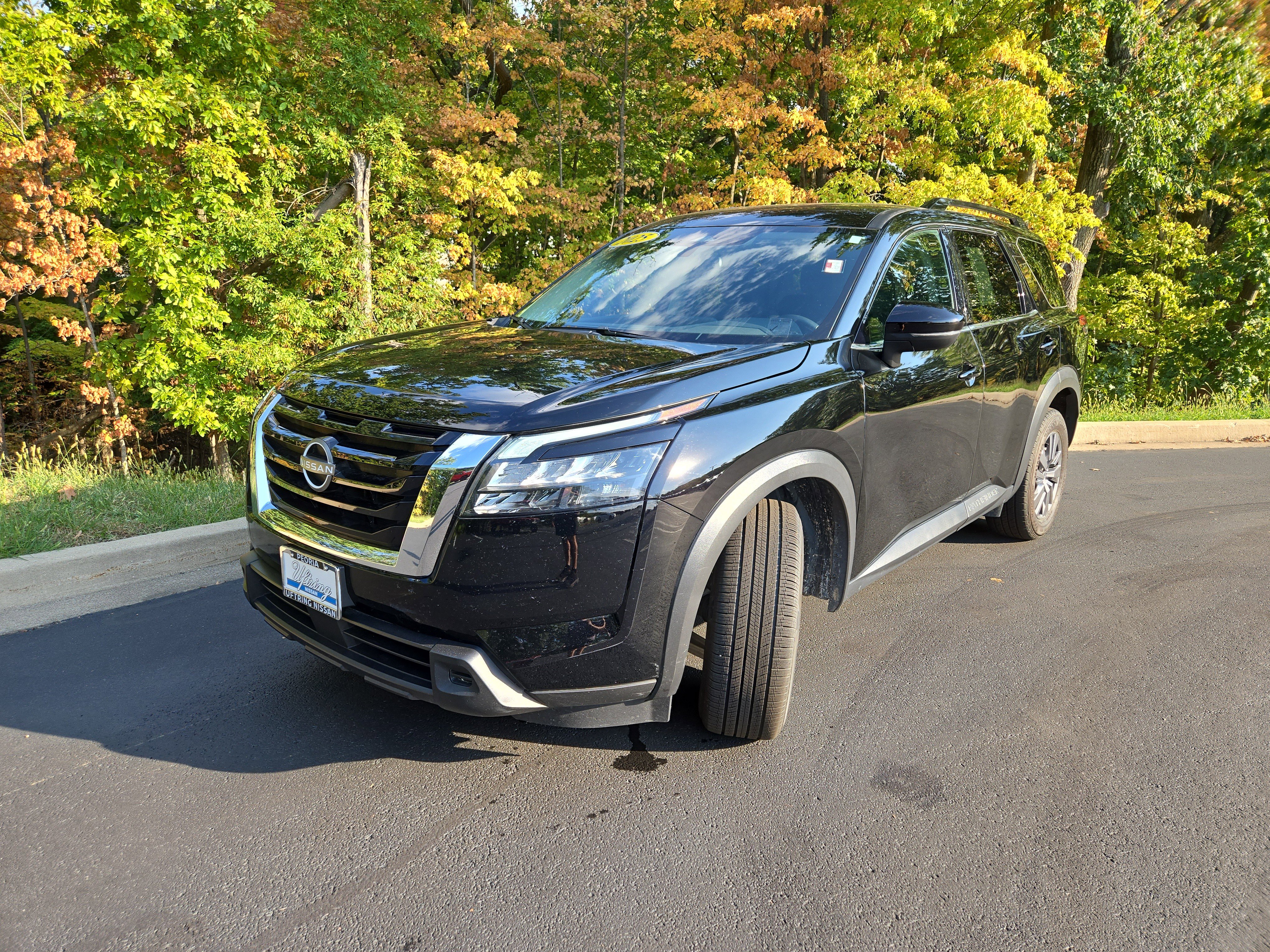 Used 2025 Nissan Pathfinder SV image 4