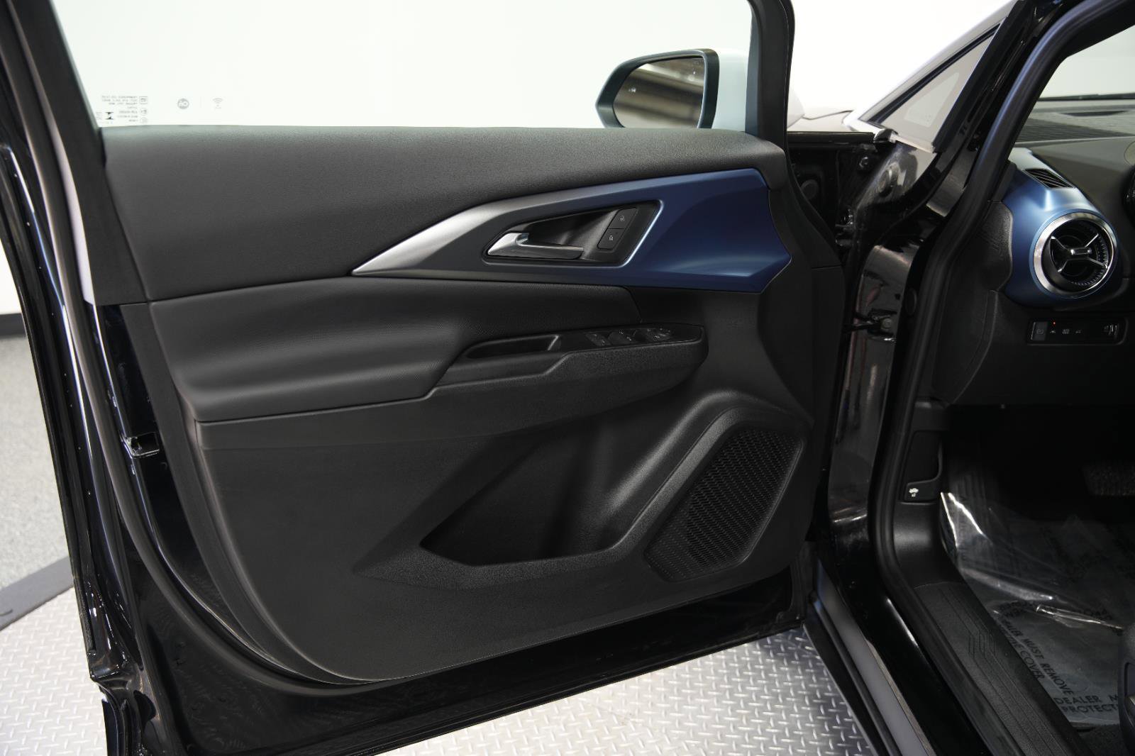 Used 2025 Chevrolet Equinox EV LT w/ Convenience Package image 22