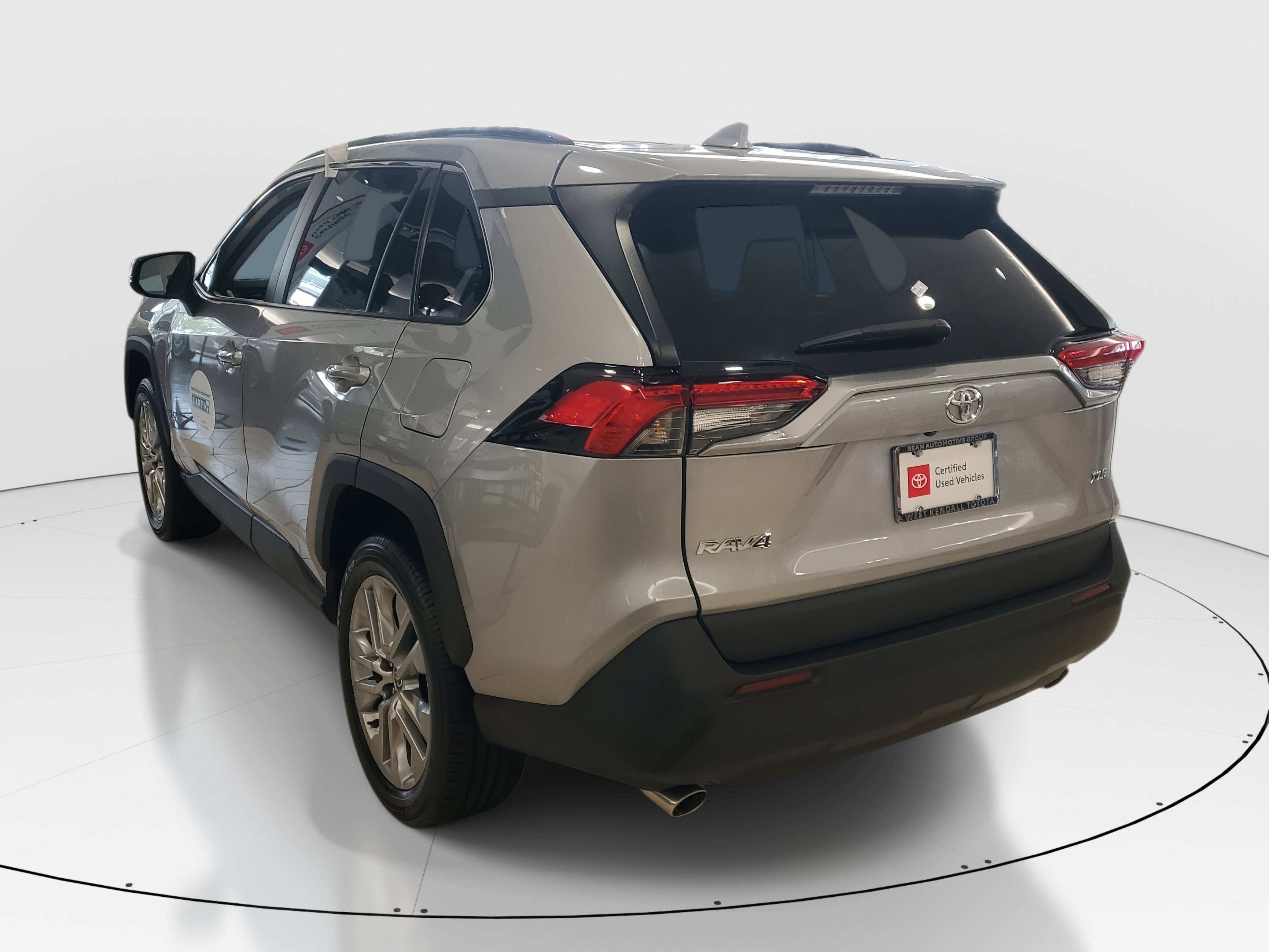 Used 2023 Toyota RAV4 XLE Premium image 5