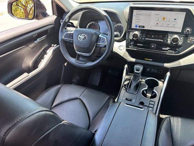 Used 2023 Toyota Highlander XLE FWD image 14