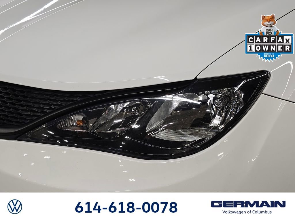 Used 2022 Chrysler Voyager LX image 16