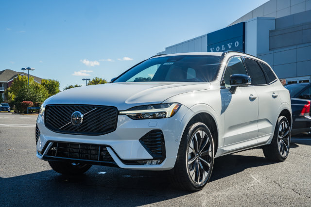 New 2027 Volvo XC60 B5 Plus AWD/4WD image 3
