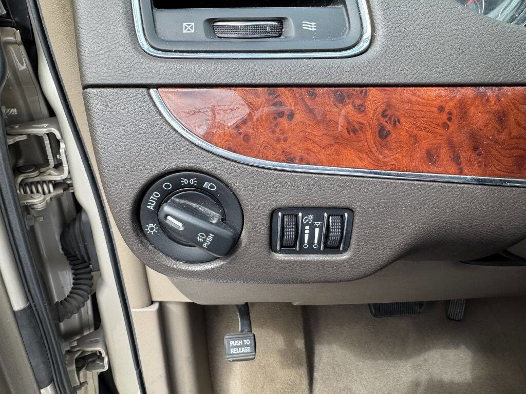 Used 2014 Chrysler Town & Country Touring-L FWD image 18