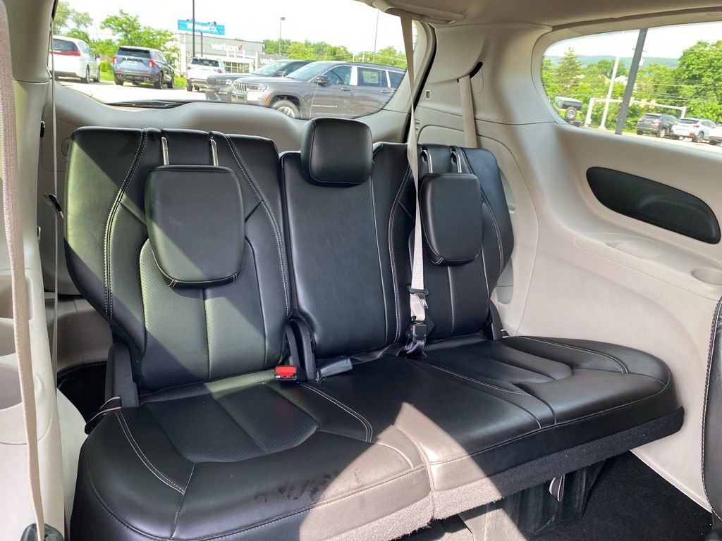 Used 2023 Chrysler Pacifica Touring-L image 13