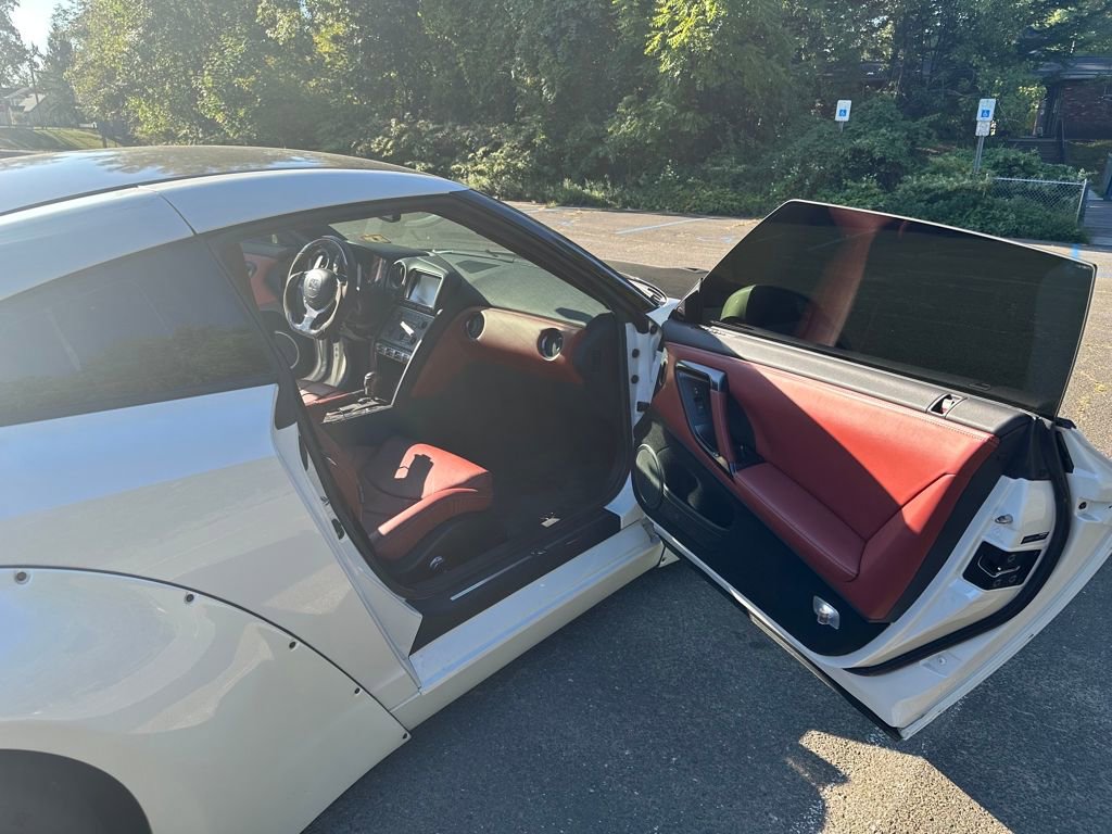 Used 2014 Nissan GT-R Premium w/ Premium Interior Package image 33