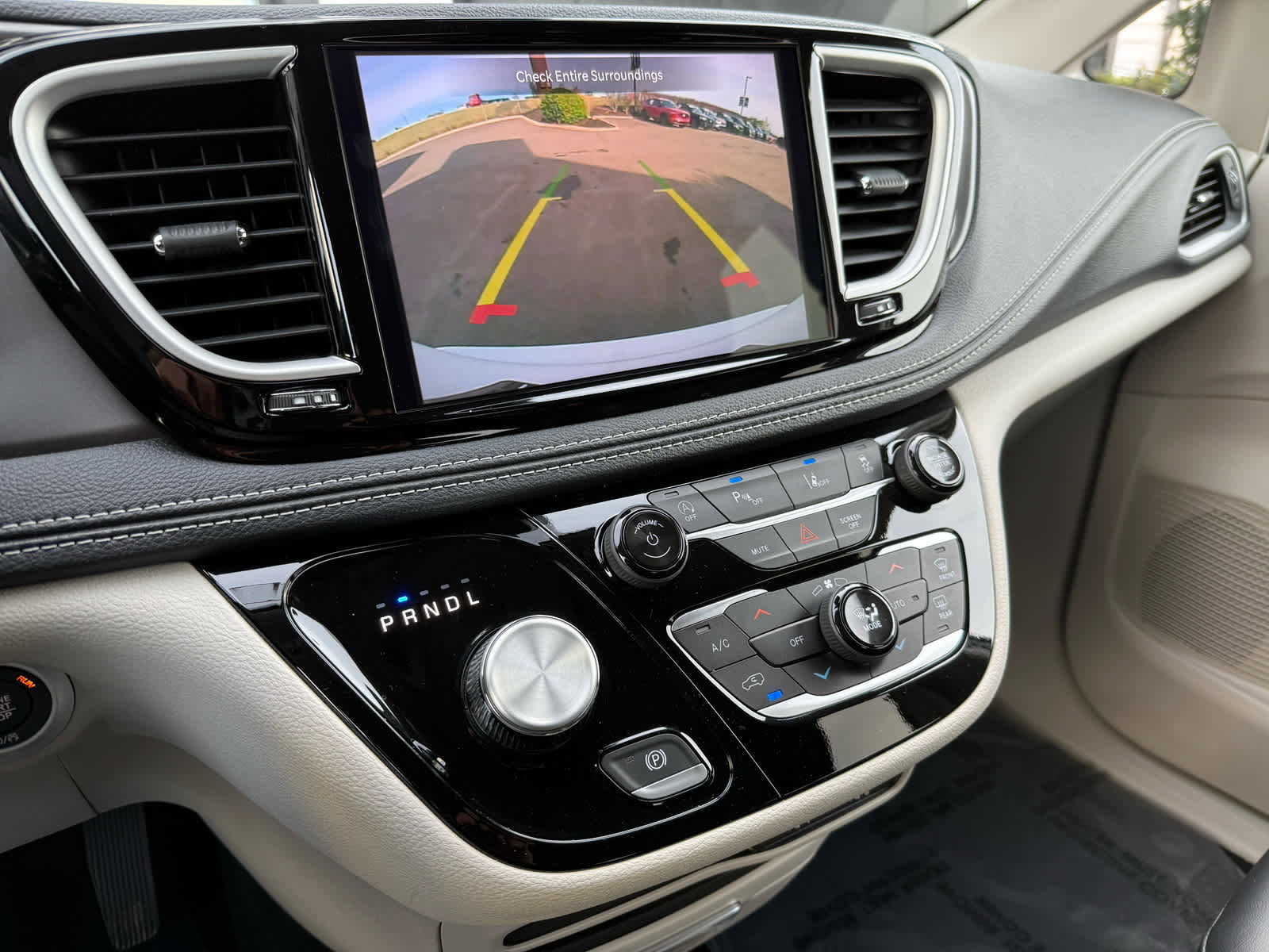 Used 2024 Chrysler Pacifica Touring-L image 18