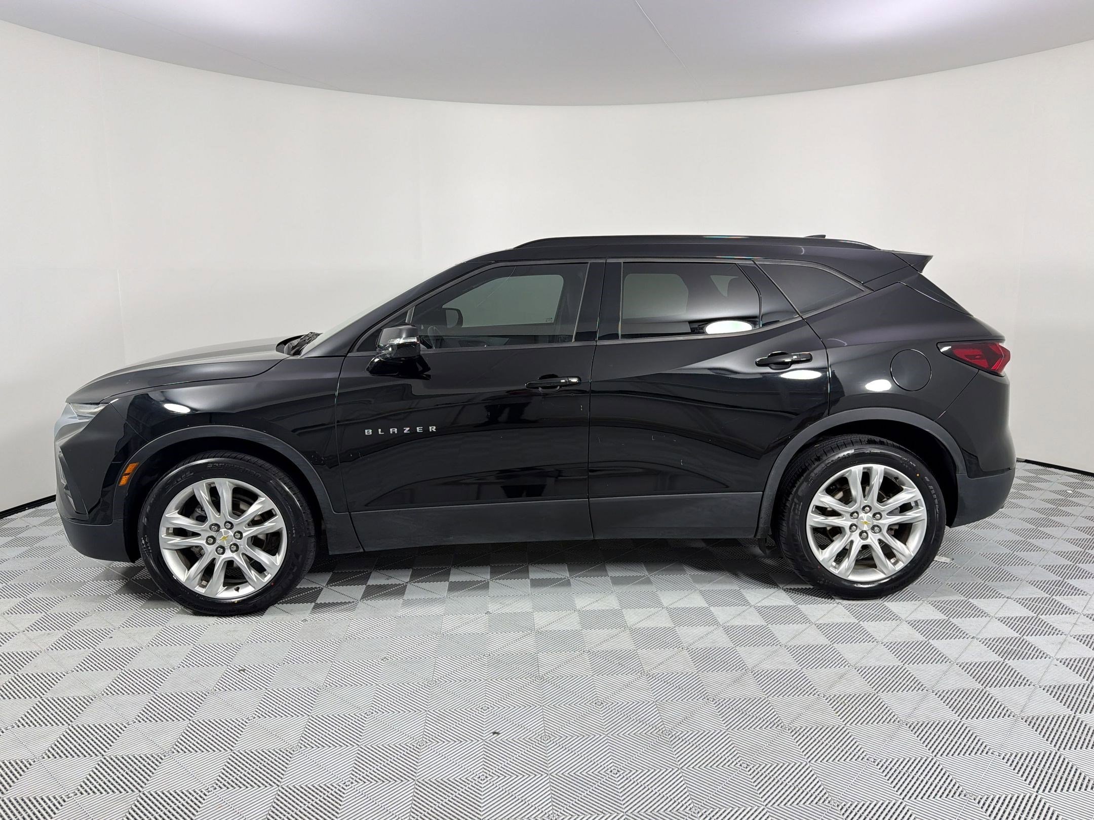 Used 2022 Chevrolet Blazer LT w/ Sound & Technology Package FWD image 2