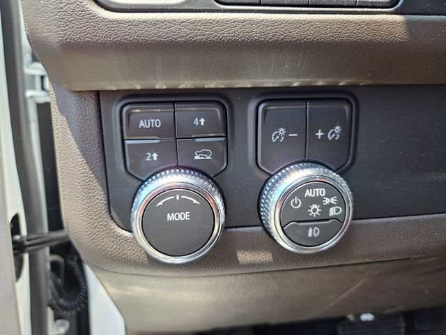 Used 2024 GMC Yukon XL SLT w/ SLT Luxury Package AWD/4WD image 11