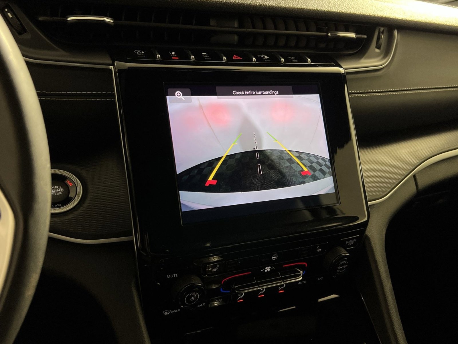 Used 2023 Jeep Grand Cherokee L Laredo image 17