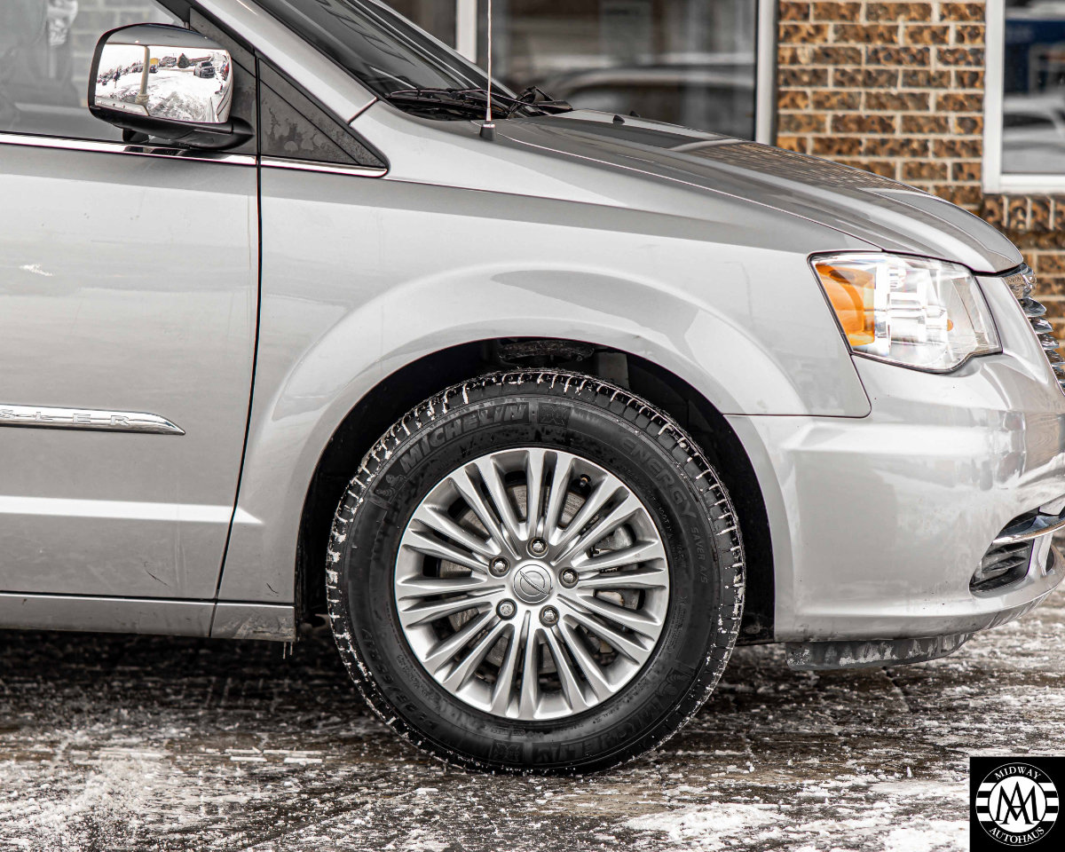 Used 2015 Chrysler Town & Country Touring-L w/ Driver Convenience Group image 29