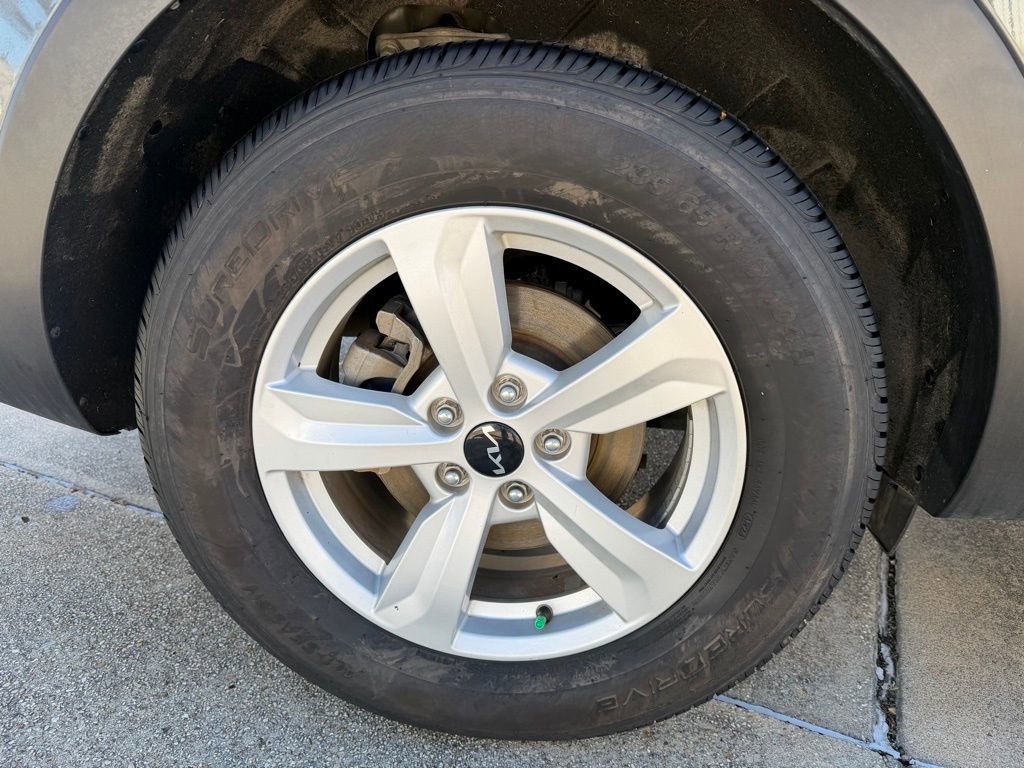 Used 2022 Kia Sorento LX image 9