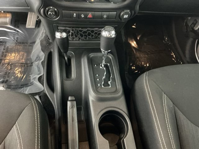 Used 2015 Jeep Wrangler Unlimited Rubicon w/ Connectivity Group AWD/4WD image 18